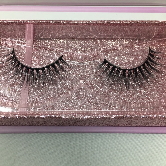 Luxury Lashes NIB - Picture 2 of 3